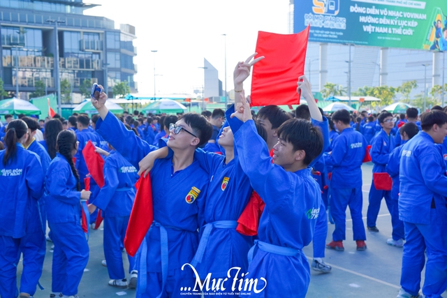 Đồng diễn võ nhạc Vovinam xác lập kỷ lục kép: lan tỏa tinh thần rèn luyện cho học sinh TP.HCM- Ảnh 9. Đồng diễn võ nhạc Vovinam xác lập kỷ lục kép: lan tỏa tinh thần rèn luyện cho học sinh TP.HCM- Ảnh 9.