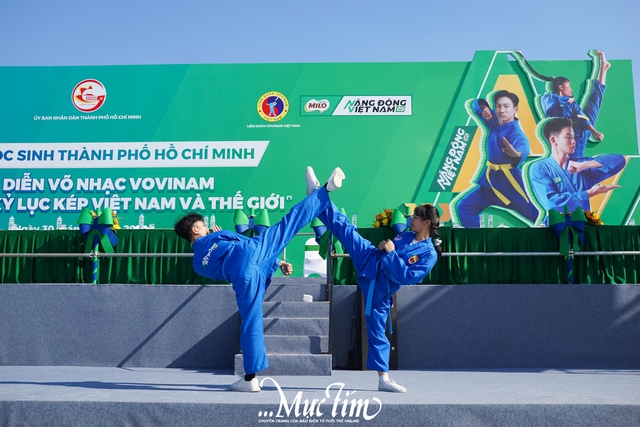 Đồng diễn võ nhạc Vovinam xác lập kỷ lục kép: lan tỏa tinh thần rèn luyện cho học sinh TP.HCM- Ảnh 11. Đồng diễn võ nhạc Vovinam xác lập kỷ lục kép: lan tỏa tinh thần rèn luyện cho học sinh TP.HCM- Ảnh 11.
