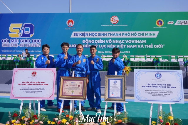 Đồng diễn võ nhạc Vovinam xác lập kỷ lục kép: lan tỏa tinh thần rèn luyện cho học sinh TP.HCM- Ảnh 6. Đồng diễn võ nhạc Vovinam xác lập kỷ lục kép: lan tỏa tinh thần rèn luyện cho học sinh TP.HCM- Ảnh 6.