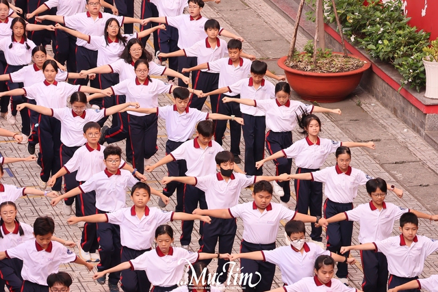 Hừng hực khí thế đồng diễn võ nhạc Vovinam tại các trường THPT ở TP.HCM- Ảnh 4. Hừng hực khí thế đồng diễn võ nhạc Vovinam tại các trường THPT ở TP.HCM- Ảnh 4.