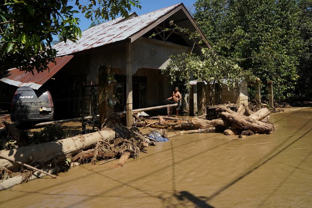 Indonesia flood death toll climbs to 303 amid cyclone devastation, disaster agency says - Ảnh 4.
