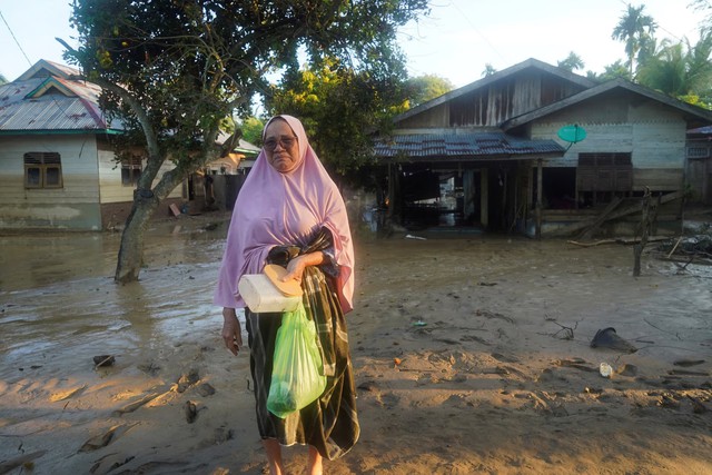 Indonesia flood death toll climbs to 303 amid cyclone devastation, disaster agency says - Ảnh 5.