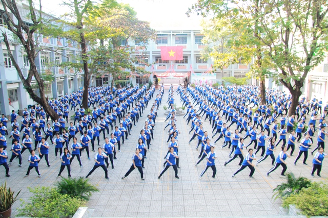 Hừng hực khí thế đồng diễn võ nhạc Vovinam tại các trường THPT ở TP.HCM- Ảnh 8. Hừng hực khí thế đồng diễn võ nhạc Vovinam tại các trường THPT ở TP.HCM- Ảnh 8.