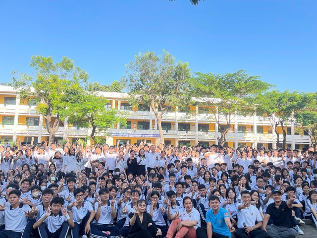 Hừng hực khí thế đồng diễn võ nhạc Vovinam tại các trường THPT ở TP.HCM- Ảnh 10. Hừng hực khí thế đồng diễn võ nhạc Vovinam tại các trường THPT ở TP.HCM- Ảnh 10.