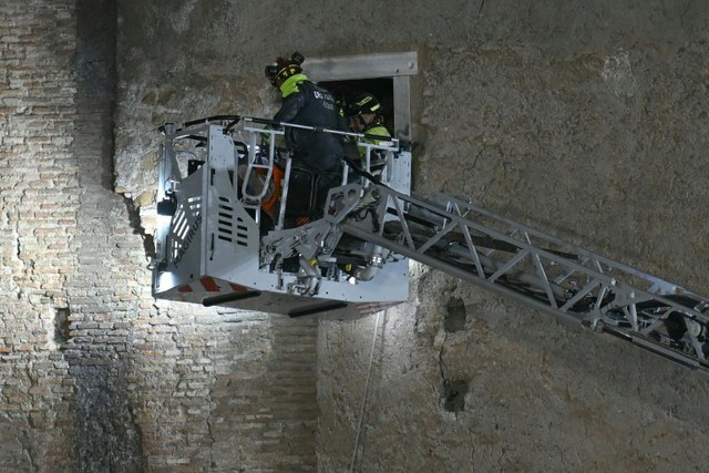Worker dies after medieval tower partly collapses in Rome - Ảnh 1. Worker dies after medieval tower partly collapses in Rome - Ảnh 1.