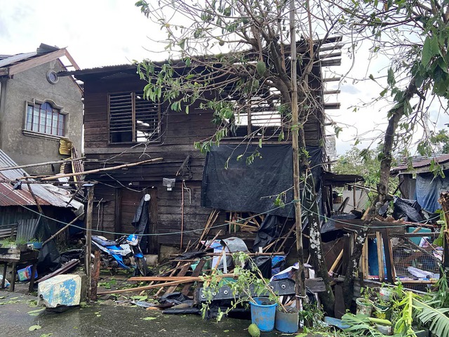 1 dead as typhoon Kalmaegi dumps heavy rains over central Philippines- Ảnh 1.