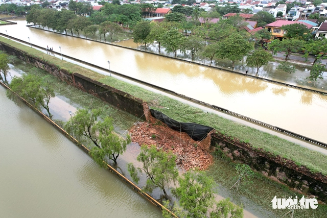 Flood topples 15-meter section of Vietnam’s Hue Imperial Citadel wall - Ảnh 2. Flood topples 15-meter section of Vietnam’s Hue Imperial Citadel wall - Ảnh 2.
