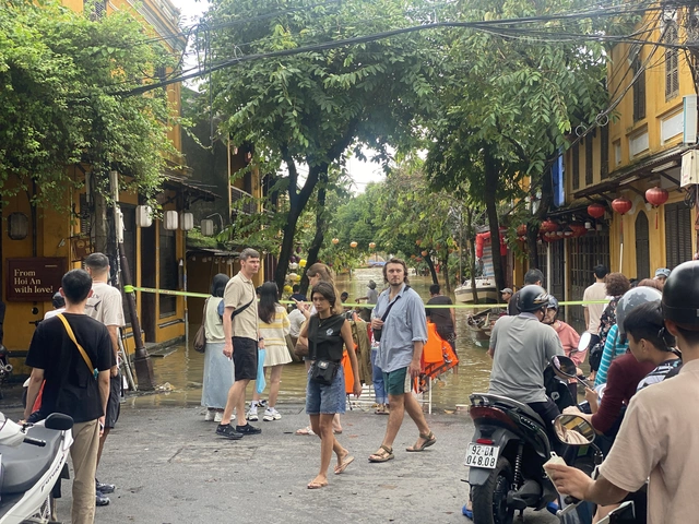 Tourists pack Vietnam’s Hoi An despite returning floodwaters- Ảnh 1. Tourists pack Vietnam’s Hoi An despite returning floodwaters- Ảnh 1.