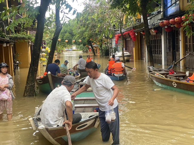 Tourists pack Vietnam’s Hoi An despite returning floodwaters- Ảnh 6. Tourists pack Vietnam’s Hoi An despite returning floodwaters- Ảnh 6.