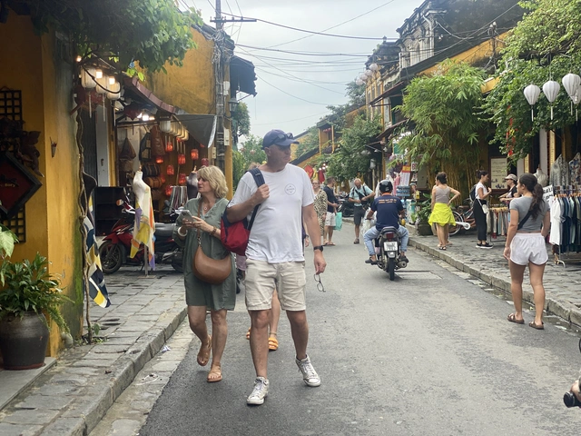 Tourists pack Vietnam’s Hoi An despite returning floodwaters- Ảnh 4. Tourists pack Vietnam’s Hoi An despite returning floodwaters- Ảnh 4.