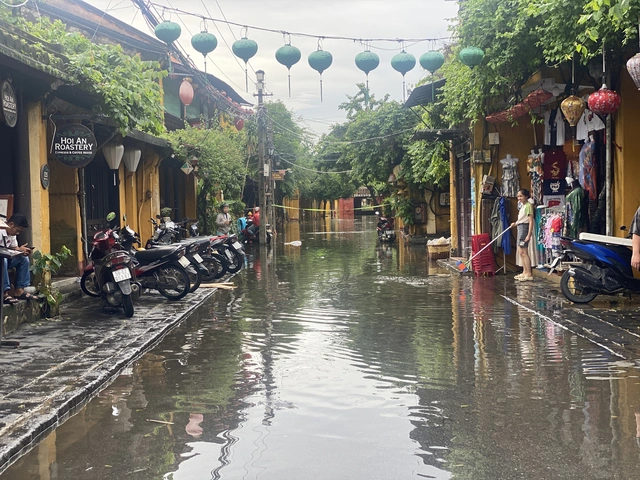 Tourists pack Vietnam’s Hoi An despite returning floodwaters- Ảnh 5. Tourists pack Vietnam’s Hoi An despite returning floodwaters- Ảnh 5.