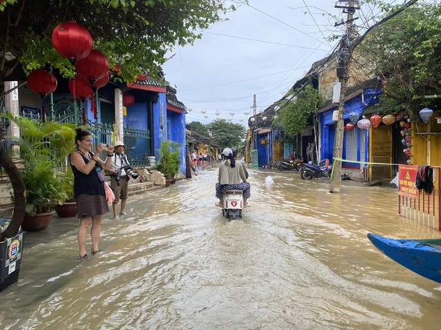 Tourists pack Vietnam’s Hoi An despite returning floodwaters- Ảnh 3. Tourists pack Vietnam’s Hoi An despite returning floodwaters- Ảnh 3.