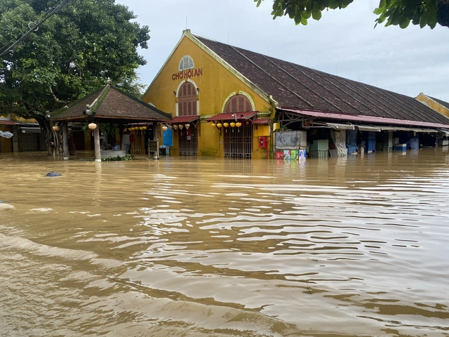 Tourists pack Vietnam’s Hoi An despite returning floodwaters- Ảnh 2. Tourists pack Vietnam’s Hoi An despite returning floodwaters- Ảnh 2.