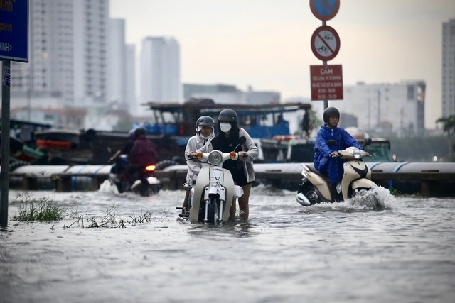 Ho Chi Minh City braces for heavy rain, flooding as storm Kalmaegi, high tides approach- Ảnh 1. Ho Chi Minh City braces for heavy rain, flooding as storm Kalmaegi, high tides approach- Ảnh 1.