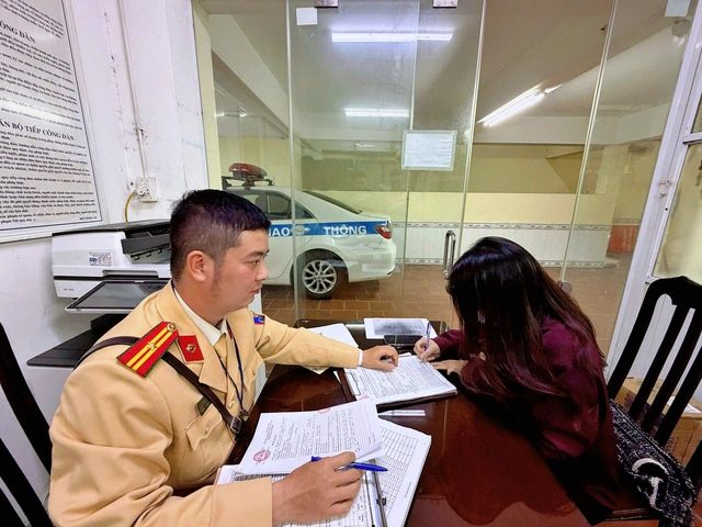 Hanoi woman fined $722 for driving against traffic- Ảnh 1. Hanoi woman fined $722 for driving against traffic- Ảnh 1.