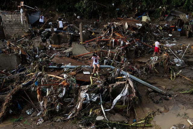 Typhoon Kalmaegi kills at least 58 in the Philippines, heads toward Vietnam- Ảnh 3. Typhoon Kalmaegi kills at least 58 in the Philippines, heads toward Vietnam- Ảnh 3.