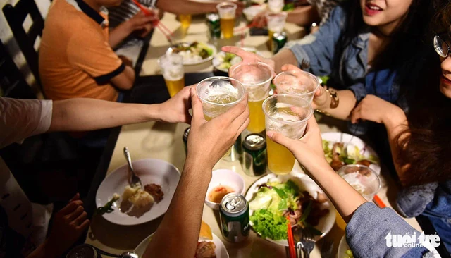Is after-work drinking culture dying in Vietnam?- Ảnh 1. Is after-work drinking culture dying in Vietnam?- Ảnh 1.
