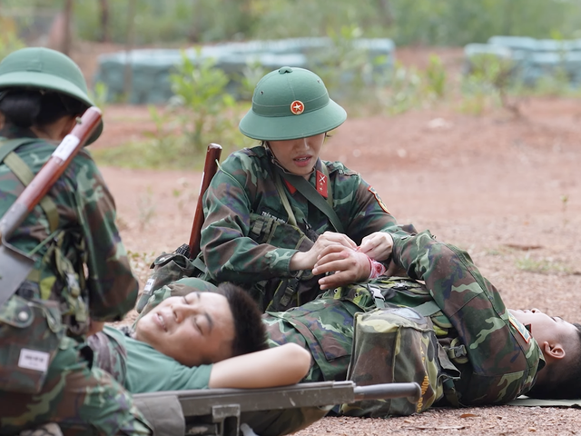 Sao nhập ngũ tập 14: Diệu Nhi, Hậu Hoàng áp lực khi cứu thương - Ảnh 5. Sao nhập ngũ tập 14: Diệu Nhi, Hậu Hoàng áp lực khi cứu thương - Ảnh 4.