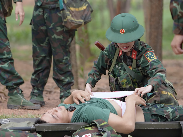Sao nhập ngũ tập 14: Diệu Nhi, Hậu Hoàng áp lực khi cứu thương - Ảnh 6. Sao nhập ngũ tập 14: Diệu Nhi, Hậu Hoàng áp lực khi cứu thương - Ảnh 5.