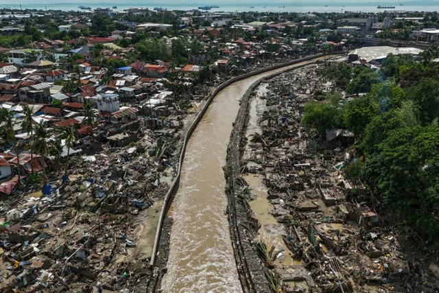 Death toll tops 100 as Philippines digs out after typhoon- Ảnh 2. Death toll tops 100 as Philippines digs out after typhoon- Ảnh 2.