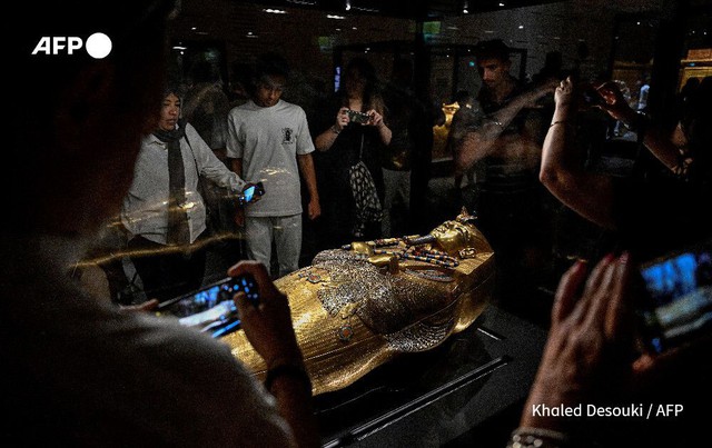 King Tut's collection displayed for first time at Egypt's grand museum- Ảnh 2.