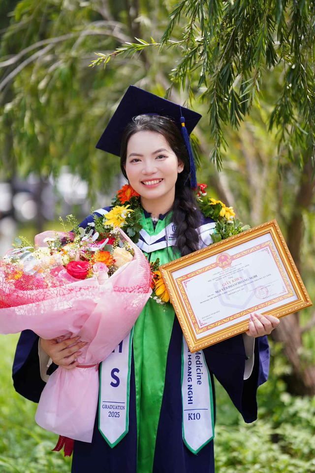 Thủ khoa Trường đại học Khoa học Sức khỏe: Chỉ cần bền bỉ mỗi ngày, thành quả sẽ đến- Ảnh 1. Thủ khoa Trường đại học Khoa học Sức khỏe: Chỉ cần bền bỉ mỗi ngày, thành quả sẽ đến- Ảnh 1.