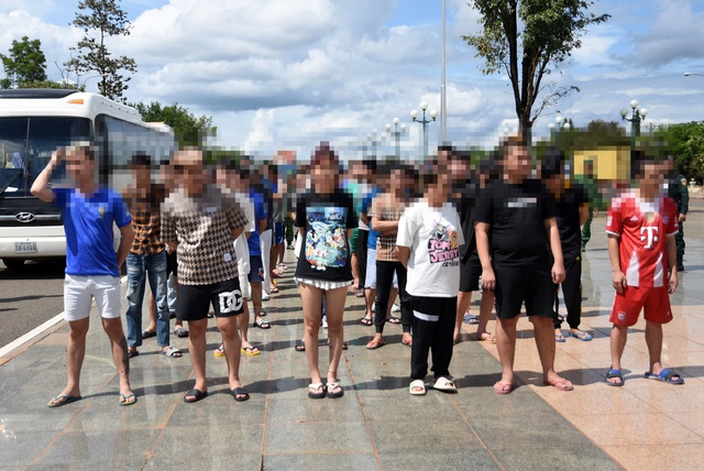 Vietnam repatriates 65 citizens rescued from online scam compounds in Cambodia- Ảnh 1.