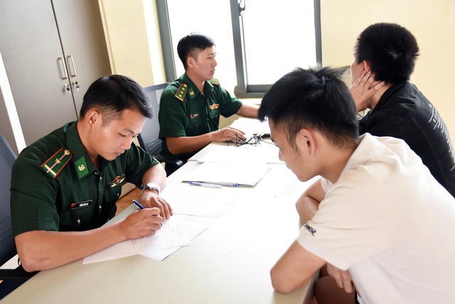 Vietnam repatriates 65 citizens rescued from online scam compounds in Cambodia- Ảnh 4.
