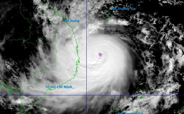 Gió và mưa bão Kalmaegi đã ảnh hưởng trên đất liền, dự báo bão vào bờ sớm hơn - Ảnh 1.
