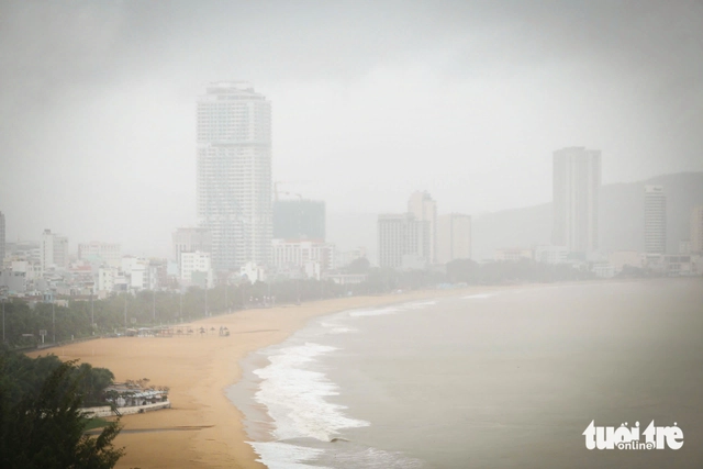 Gió và mưa bão Kalmaegi đã ảnh hưởng trên đất liền, dự báo bão vào bờ sớm hơn - Ảnh 1.