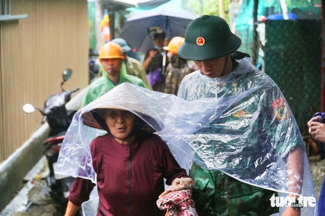 Gió và mưa bão Kalmaegi đã ảnh hưởng trên đất liền, dự báo bão vào bờ sớm hơn - Ảnh 1.