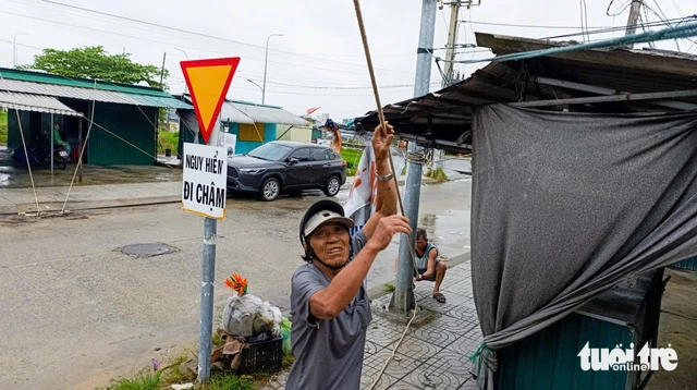 Gió và mưa bão Kalmaegi đã ảnh hưởng trên đất liền, dự báo bão vào bờ sớm hơn - Ảnh 1.