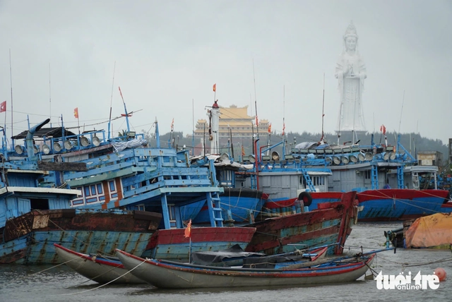Gió và mưa bão Kalmaegi đã ảnh hưởng trên đất liền, dự báo bão vào bờ sớm hơn - Ảnh 2.