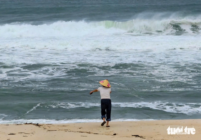 Gió và mưa bão Kalmaegi đã ảnh hưởng trên đất liền, dự báo bão vào bờ sớm hơn - Ảnh 3.