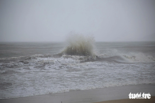 Větry a déšť způsobené bouří Kalmaegi zasáhly pevninu, předpověď předpokládá, že bouře dříve zasáhne pobřeží - Foto 1.