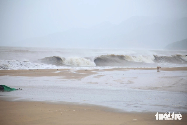Gió và mưa bão Kalmaegi đã ảnh hưởng trên đất liền, dự báo bão vào bờ sớm hơn - Ảnh 2.