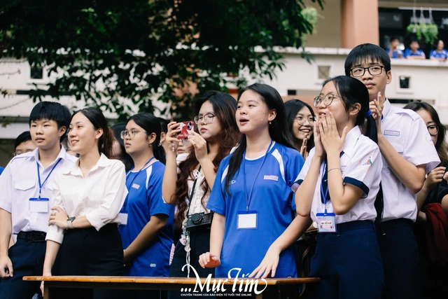 Trường THPT Nguyễn Hữu Huân bùng nổ với hội thi flashmob giờ ra chơi- Ảnh 4. Trường THPT Nguyễn Hữu Huân bùng nổ với hội thi flashmob giờ ra chơi- Ảnh 4.