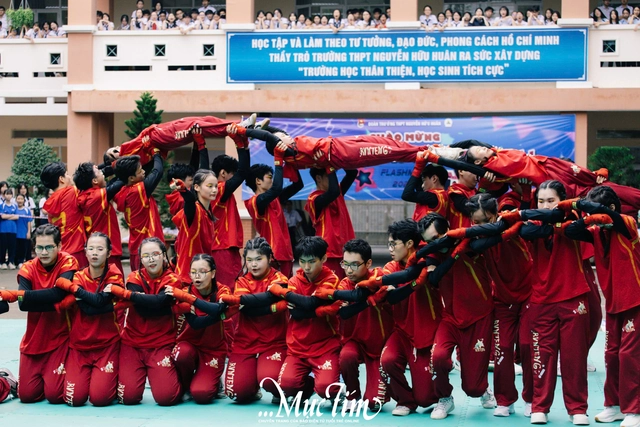 Trường THPT Nguyễn Hữu Huân bùng nổ với hội thi flashmob giờ ra chơi- Ảnh 18. Trường THPT Nguyễn Hữu Huân bùng nổ với hội thi flashmob giờ ra chơi- Ảnh 18.