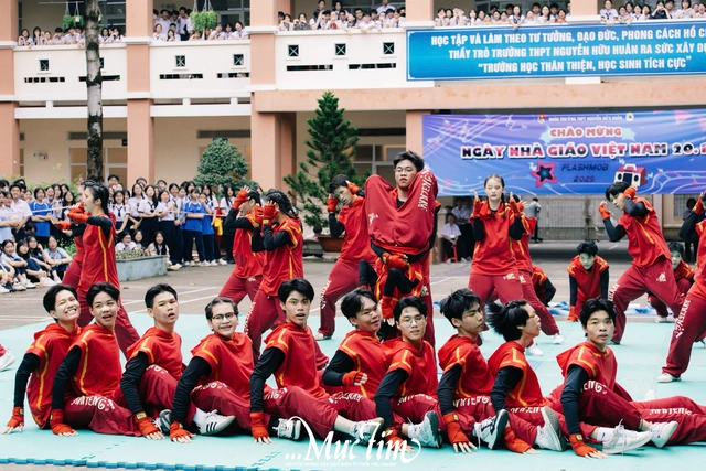 Trường THPT Nguyễn Hữu Huân bùng nổ với hội thi flashmob giờ ra chơi- Ảnh 19. Trường THPT Nguyễn Hữu Huân bùng nổ với hội thi flashmob giờ ra chơi- Ảnh 19.