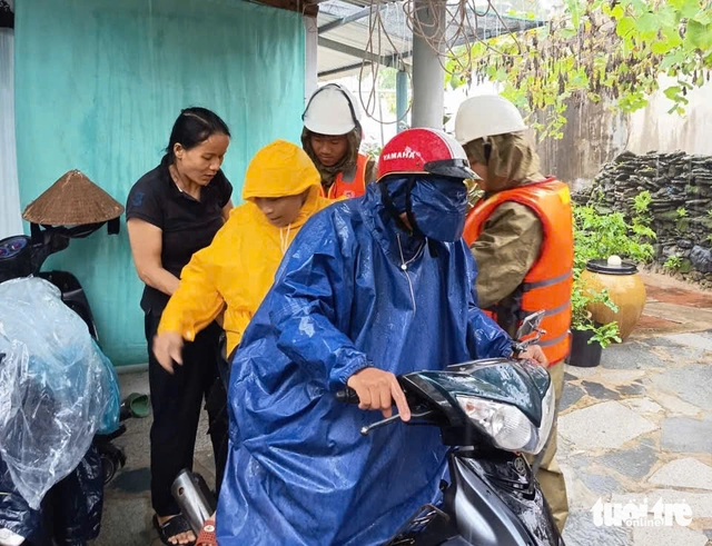 Gia Lai: Lidé mají zakázáno opouštět své domovy od 16:00, vozidla zastavují provoz na silnici po 17:00 - Foto 1.