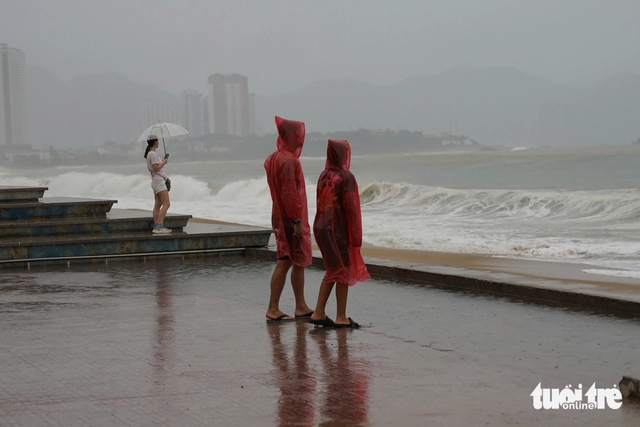 Gia Lai: Lidé mají zakázáno opouštět své domovy od 16:00, vozidla zastavují provoz na silnici po 17:00 - Foto 1.