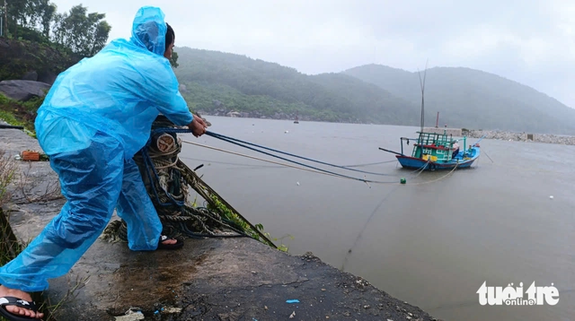 Gia Lai: Lidé mají zakázáno opouštět své domovy od 16:00, vozidla zastavují provoz na silnici po 17:00 - Foto 1.
