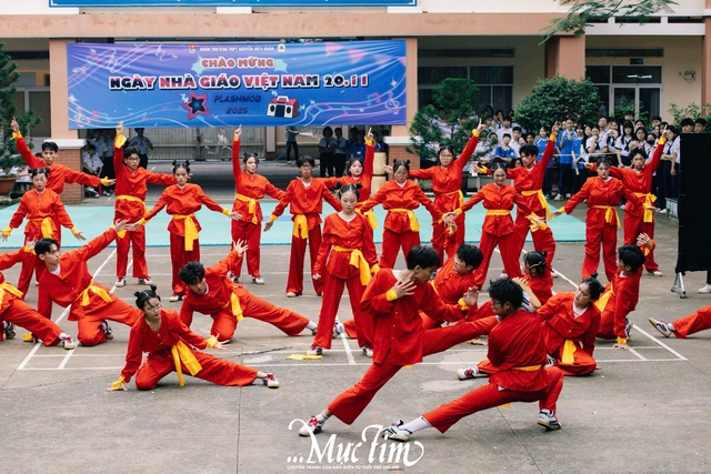 Trường THPT Nguyễn Hữu Huân bùng nổ với hội thi flashmob giờ ra chơi- Ảnh 8. Trường THPT Nguyễn Hữu Huân bùng nổ với hội thi flashmob giờ ra chơi- Ảnh 8.