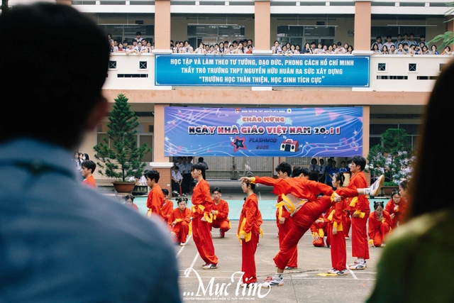 Trường THPT Nguyễn Hữu Huân bùng nổ với hội thi flashmob giờ ra chơi- Ảnh 9. Trường THPT Nguyễn Hữu Huân bùng nổ với hội thi flashmob giờ ra chơi- Ảnh 9.