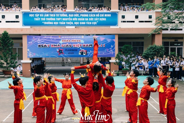 Trường THPT Nguyễn Hữu Huân bùng nổ với hội thi flashmob giờ ra chơi- Ảnh 10. Trường THPT Nguyễn Hữu Huân bùng nổ với hội thi flashmob giờ ra chơi- Ảnh 10.