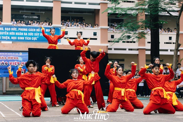 Trường THPT Nguyễn Hữu Huân bùng nổ với hội thi flashmob giờ ra chơi- Ảnh 11. Trường THPT Nguyễn Hữu Huân bùng nổ với hội thi flashmob giờ ra chơi- Ảnh 11.