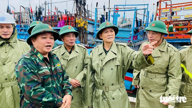 Gia Lai: Lidé mají zakázáno opouštět své domovy od 16:00, vozidla zastavují provoz na silnici po 17:00 - Foto 2.