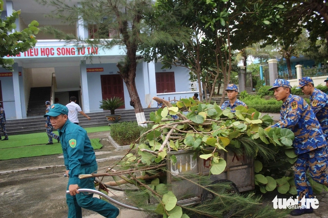 Gia Lai: Lidé mají zakázáno opouštět své domovy od 16:00, vozidla zastavují provoz na silnici po 17:00 - Foto 1.
