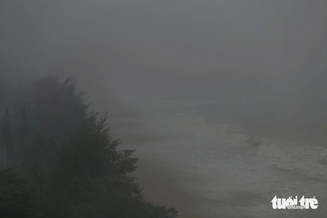 Gia Lai: Lidé mají zakázáno opouštět své domovy od 16:00, vozidla zastavují provoz na silnici po 17:00 - Foto 2.