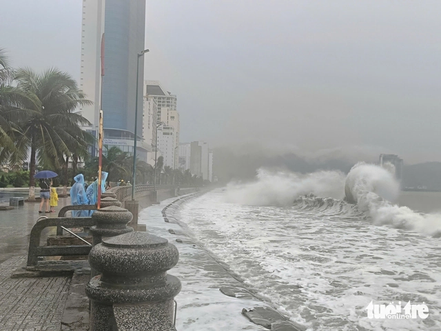 Gia Lai: Lidé mají zakázáno opouštět své domovy od 16:00, vozidla zastavují provoz na silnici po 17:00 - Foto 1.